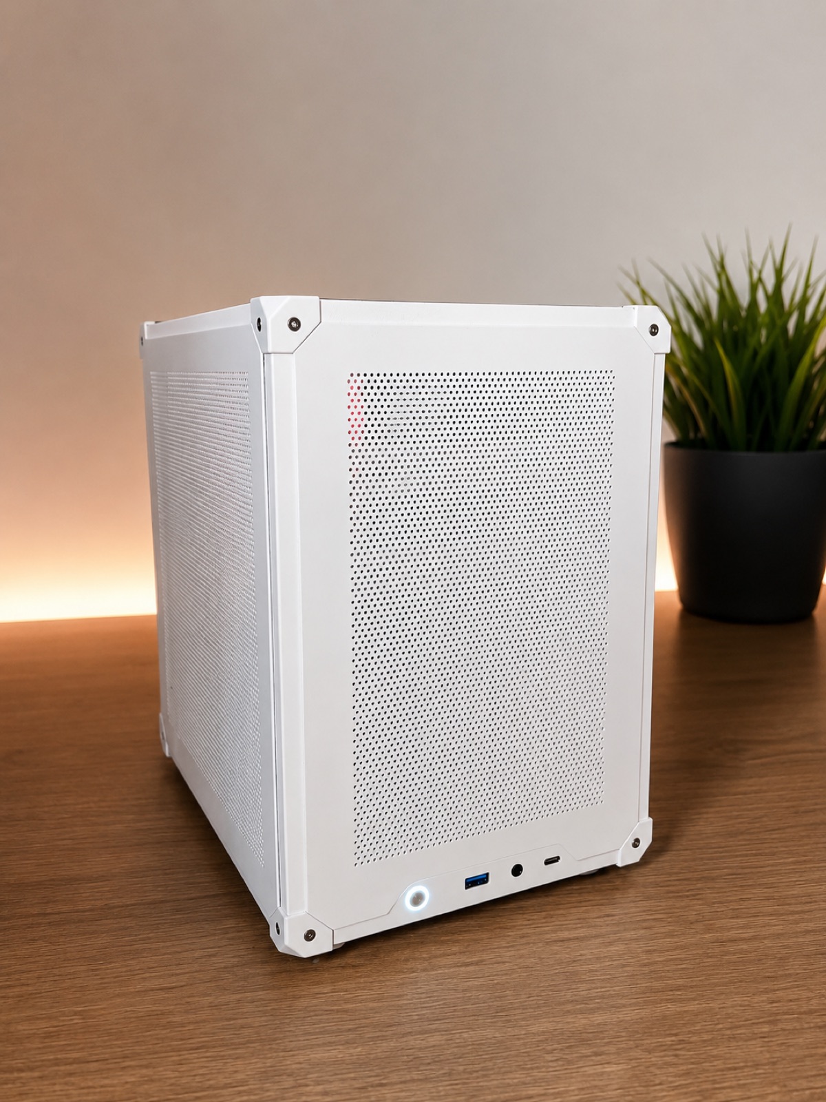 Compacte zelfbouw home server in witte behuizing